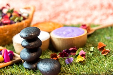 Aroma terapisi, şeker ve tuz masajı için spa Thai seti, yatakta çiçek, rahatlama ve sağlıklı bakım. Sağlıklı Konsept