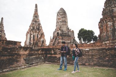 Seyahat ve Turizm Asya adam ve kadın tapınak Ayuttaya, Tayland'da yürüyüş sırt çantası ile. Seyahat kavramı