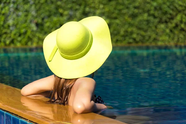 Estilo de vida das mulheres relaxante perto de banho de sol piscina de luxo, dia de verão no resort de praia no hotel. Conceito de Verão — Fotografia de Stock