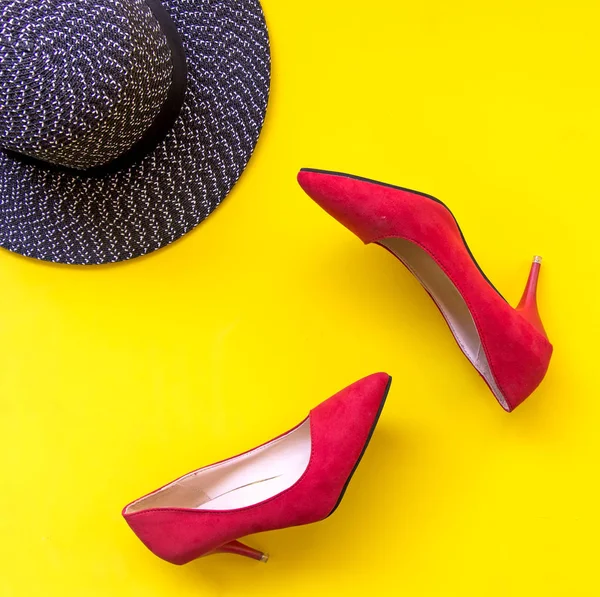 Conjunto de accesorios mujer de moda. Moda moda zapatos rojos tacones, sombrero grande con estilo. Fondo colorido. Concepto de estilo de vida — Foto de Stock