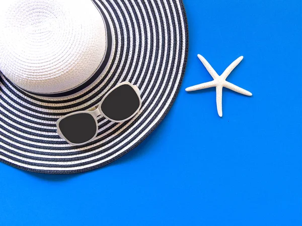 Yaz moda kadın büyük şapka ve plaj aksesuarları. Tropikal deniz. Olağandışı üstten görünüm, Derma arka plan. Yaz konsepti. — Stok fotoğraf