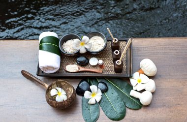 Thai Spa Masaj sıkıştırma topları, bitkisel topu ve tedavi spa, rahatla ve çiçek, Tayland ile sağlıklı bakım. Sağlıklı kavramı. odağı seçin