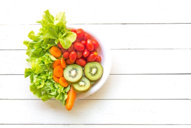Taze sebze salatası ve sağlıklı gıda eski beyaz tahta üzerine diyet ve kilo kaybı için. Sağlıklı kavramı.