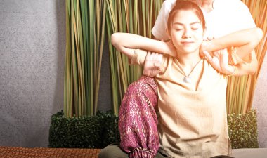 Tayland Masözü spa salonundaki kadına masaj yapıyor. Tayland masajı yaptıran Asyalı güzel kadın spa 'da masaj yaptırıyor. Çok rahat. Sağlıklı Konsept