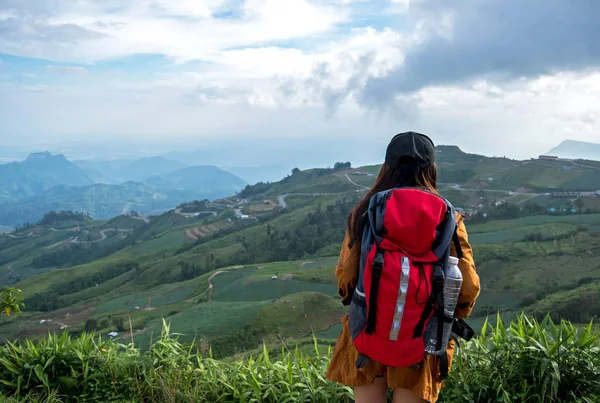 Uzun yürüyüşe çıkan kimse Asyalı kadın dağda Tayland karşı karşıya muzaffer hissediyorum. Seyahat kavramı. — Stok fotoğraf