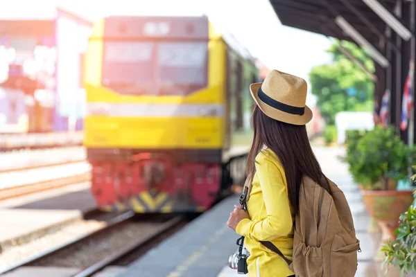 旅行者や観光アジア女性マップを保持しているバックパックを身に着けている電車を待っています。旅行の概念. — ストック写真