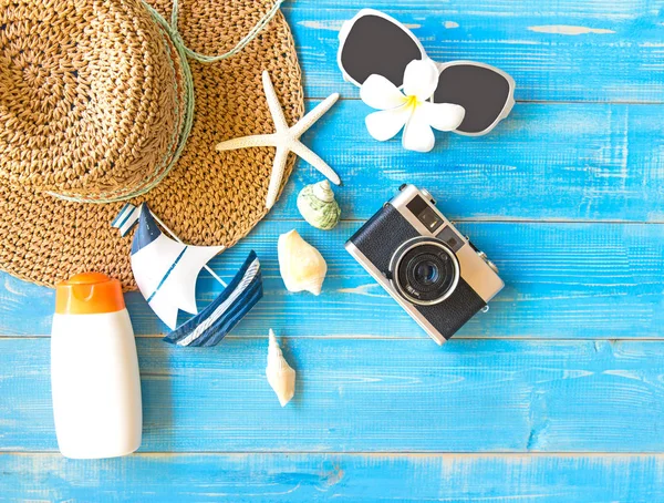 Sommermode Frau großen Hut und Accessoires, Kamera und Sonnenbrille gehen in den Strand zu reisen. tropisches Meer.Ungewöhnliche Draufsicht, Hintergrund. Sommerkonzept. — Stockfoto