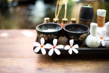 Aroma terapisi, şeker ve tuz masajı için spa Thai seti, yatakta çiçek, rahatlama ve sağlıklı bakım. Sağlıklı Konsept