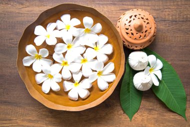 Thai Spa Masaj sıkıştırma topları, bitkisel topu ve tedavi spa, rahatla ve çiçek, Tayland ile sağlıklı bakım. Sağlıklı kavramı. odağı seçin