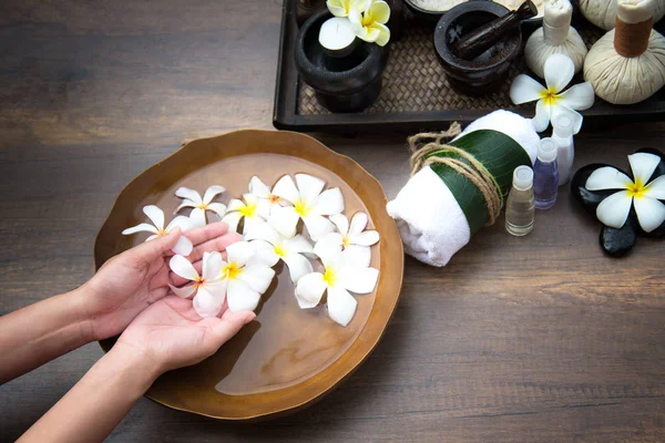 Tratamiento de spa y producto para pies femeninos y manicura uñas spa, Tailandia. Concepto saludable —  Fotos de Stock