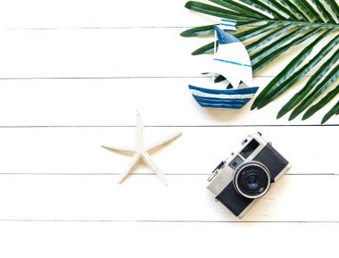 Yaz aksesuarları, kamera ve güneş gözlüğü plaj seyahat gidin. Tropikal deniz. Olağandışı üstten görünüm, yaz Concep