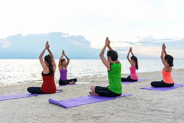 Asie groupe de personnes faisant guerrier pose sur la plage, fitness, sport, yoga et mode de vie sain. Concept sain — Photo