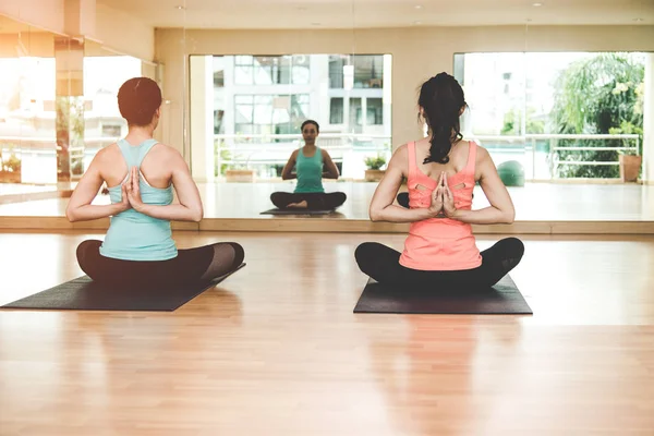 Asie gens style de vie pratique et l'exercice vital méditer yoga dans la salle de classe. Concept sain — Photo