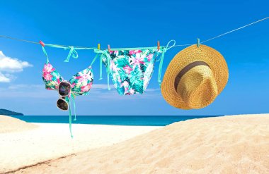 Moda yaz mayo bikini, güneş gözlüğü ve ip üzerinde büyük şapka. Yaz bikini ve aksesuarları şık plaj seti kıyafeti. Okyanus deniz tatil. Yaz konsepti