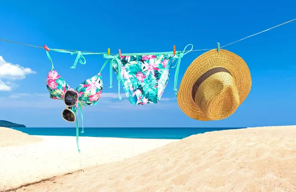 Moda yaz mayo bikini, güneş gözlüğü ve ip üzerinde büyük şapka. Yaz bikini ve aksesuarları şık plaj seti kıyafeti. Okyanus deniz tatil. Yaz konsepti