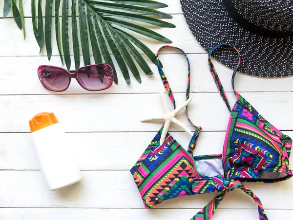 Summer Fashion woman bikini, big hat and accessories and sunglasses go to travel in the beach. Tropical sea.Unusual top view,  background.  Summer Concept. — Stock Photo, Image