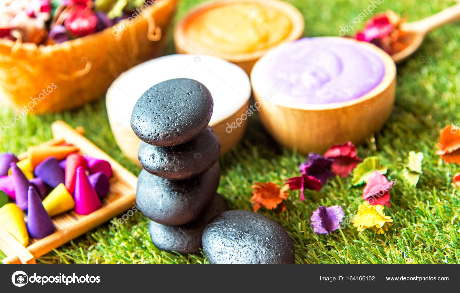 Wellness Thai Umgebung Fur Aromatherapie Und Zucker Salz Massage Rock Spa Mit Blume Auf Dem Bett Entspannung Und Gesunde Pflege Gesundes Konzept Stockfoto C Freebird7977 164166102 depositphotos