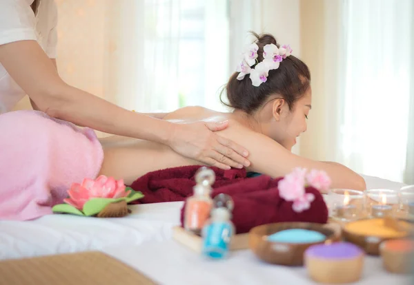 Masseur doen massage spa met behandeling op Aziatische vrouw lichaam in de levensstijl van de Thais spa, zo ontspannen en luxe. Gezonde Concept — Stockfoto