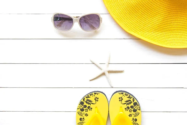 Verano Moda mujer amarillo sombrero grande y accesorios en la playa. Mar Tropical.Vista superior inusual, fondo colorido. Concepto de verano . — Foto de Stock