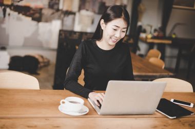 Çalışma alanı cinsinden finansal veriler ile çalışmak üzere tablet bilgisayar kullanımı iş Asyalı genç kadınlar. İş kavramı.