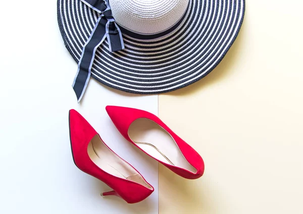 Conjunto de accesorios mujer de moda. Moda moda zapatos rojos tacones, elegante bolso de embrague. Fondo colorido. Concepto de estilo de vida . — Foto de Stock