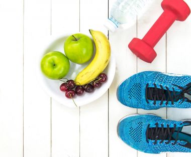 Diyet ve kilo kaybı fitness ekipmanları, taze su ve meyve sağlıklı, elmalı yeşil elma, muz, Beyaz ahşap arka plan üstten görünüm üzerinde kiraz ile sağlıklı bakımı için. Sağlıklı kavramı.