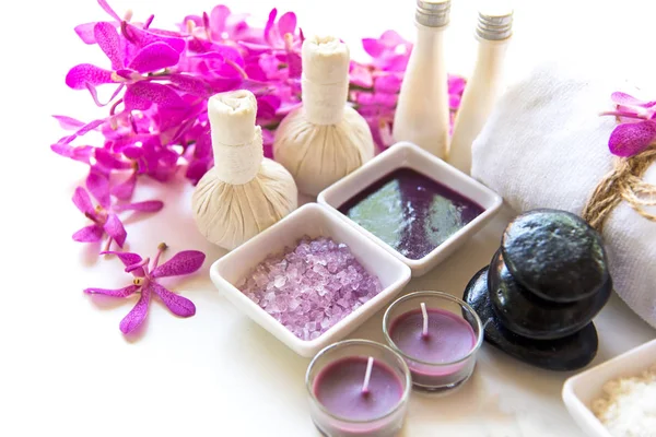 Masaj Tay Spa uygulamaları aroma terapi tuz ve şeker fırçalayın ve kaya ahşap beyaz orkide çiçek ile. Sağlıklı kavramı. kopyalama alanı, select ve yumuşak odak — Stok fotoğraf