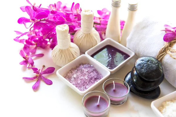 Masaj Tay Spa uygulamaları aroma terapi tuz ve şeker fırçalayın ve kaya ahşap beyaz orkide çiçek ile. Sağlıklı kavramı. kopyalama alanı, select ve yumuşak odak
