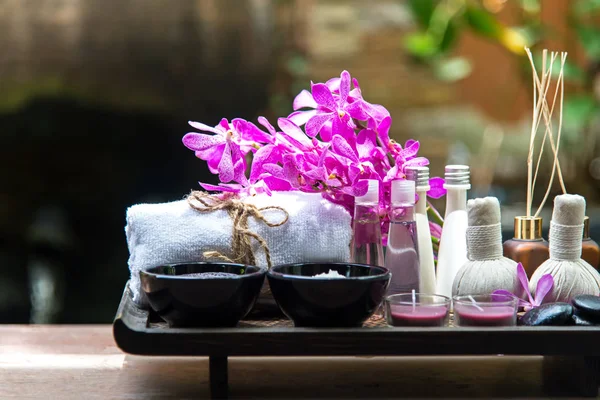 Orkide çiçek ile masaj Tay Spa uygulamaları aroma terapi tuz ve şeker fırçalayın ve rock. Sağlıklı kavramı. kopyalama alanı, select ve yumuşak odak — Stok fotoğraf