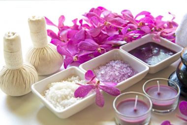 Ahşap beyaz orkide çiçek ile masaj Tay Spa uygulamaları aroma terapi tuz ve şeker fırçalayın ve rock. 