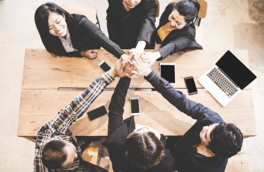Üstten Görünüm iş adamları ekip ekip çalışması gösterilen ve eller katılma veya beş office ortak işletmede toplantıdan sonra vermek mutlu grup. İş kavramı