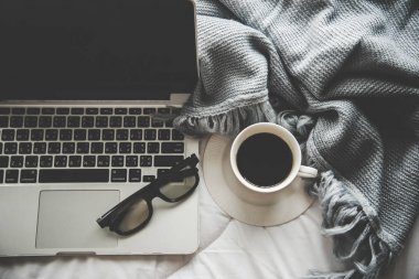 Sıcacık kış ev arka plan, hatmi, beyaz yatak zemin, vintage sesi üzerine sıcak örme kazak ile sıcak kahve. Yaşam tarzı kavramı