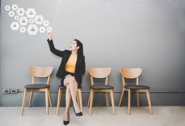İşkadını acil düğmesi ile temas sanal ekran üzerinde. İş, teknoloji, internet ve ağ kavramı 