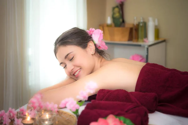 Asia beauty woman lying down on massage bed with scrub sugar and salt aroma at Thai spa and wellness center, so relax and lifestyle.  Healthy Concept — Stock Photo, Image