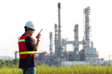 Asya adam işçi ve mühendis elektrikçi iş güvenliği denetim enerji santrali enerji sektöründe, Tayland insanlar iş. Mühendis kavramı.