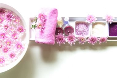 Masaj Tay Spa uygulamaları aroma terapi tuz ve şeker fırçalayın ve kaya ahşap beyaz üzerine pembe çiçekli. Sağlıklı kavramı. kopyalama alanı, select ve yumuşak odak