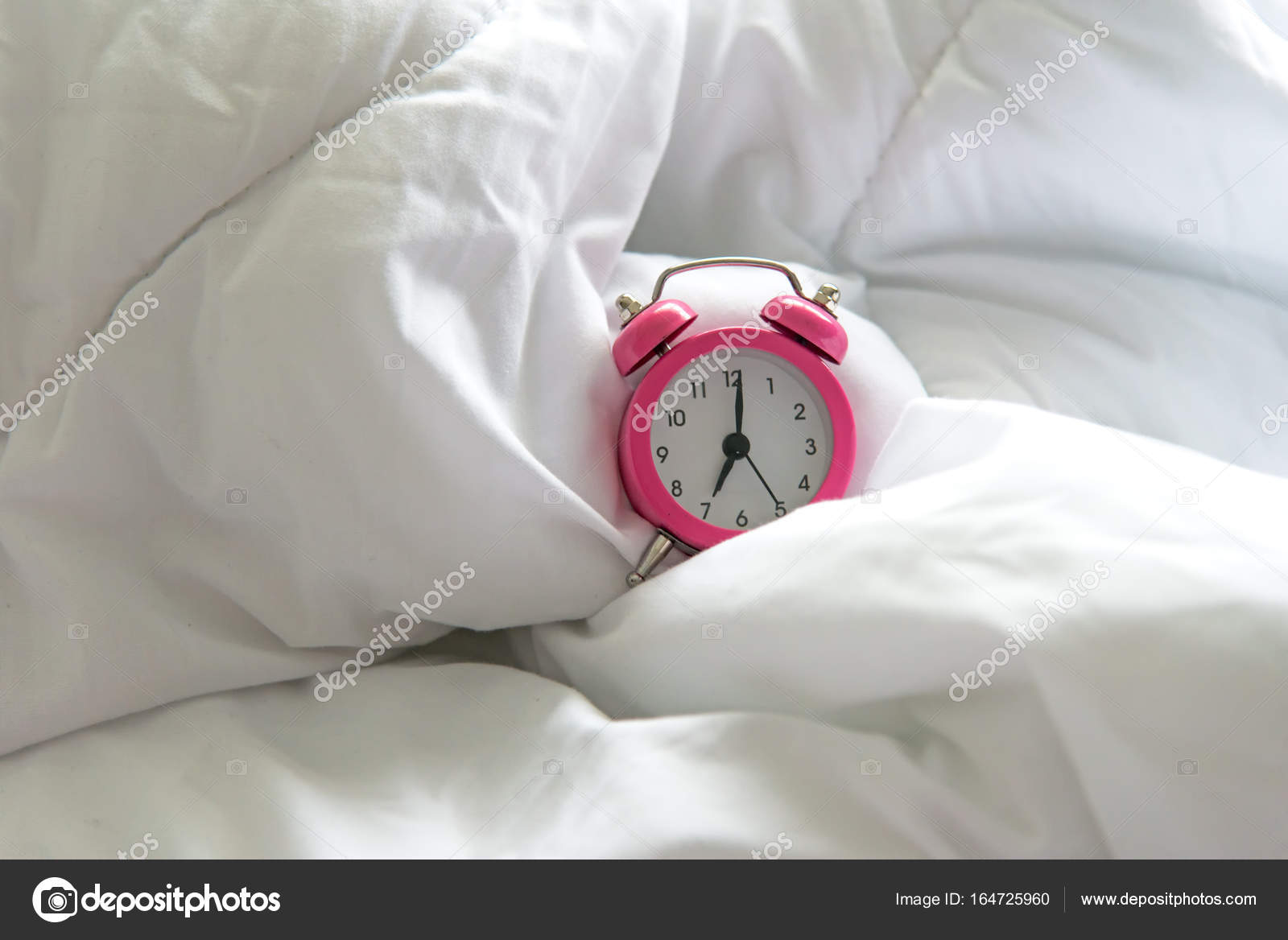 Будильник на 6 часов. Ровно 6 часов. It's four o'clock. Часы 6 часов. 6 часов часов.