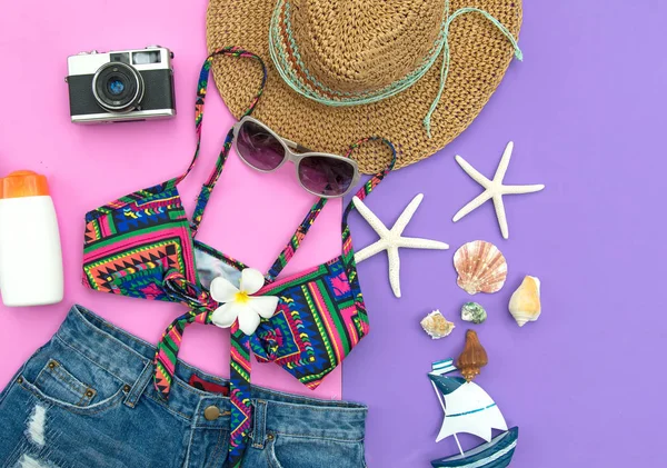 Costume da bagno donna Summer Fashion Bikini, fotocamera, stella di pesce, crema solare, occhiali da sole, cappello. Viaggio in legno vacanza sfondo blu. Concetto estivo . — Foto Stock