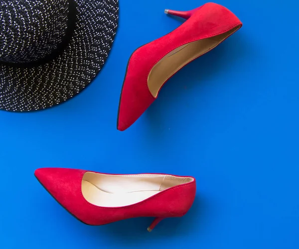 Conjunto de accesorios mujer de moda. Moda moda zapatos rojos tacones, sombrero grande con estilo. fondo azul. Concepto de estilo de vida . — Foto de Stock