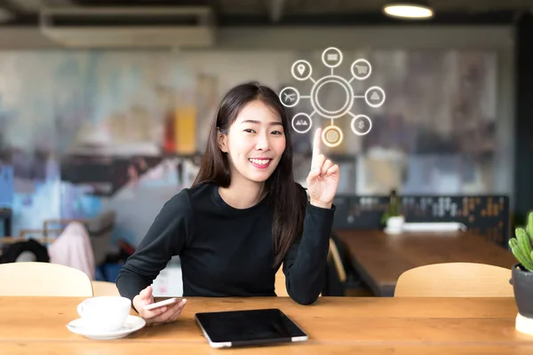 젊은 아시아 여성 커피가 게에서 화면의 노트북 지불 온라인 쇼핑 및 아이콘 고객 네트워크 연결을 사용 하 여 — 스톡 사진