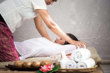 Tayland Masözü spa salonundaki kadına masaj yapıyor. Tayland masajı yaptıran Asyalı güzel kadın spa 'da masaj yaptırıyor. Çok rahat. Sağlıklı Konsept