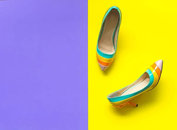 Zestaw akcesoriów kobieta moda. Colorfull modne buty obcasy oh fioletowy i żółty tła. Koncepcja życia. — Zdjęcie stockowe