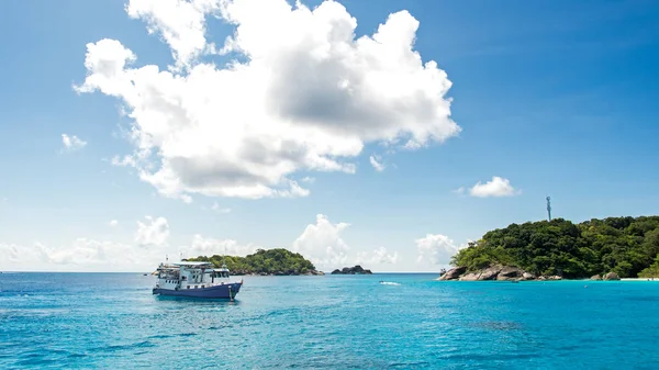 Wunderschönes meer mit reisebooten auf tachai insel, phang nga, thailand. blauer Himmel Hintergrund — Stockfoto