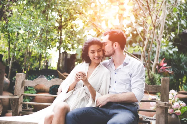 Glück und romantische Szene der Liebe asiatische Paare Partner machen Blickkontakt und Kuss im Garten — Stockfoto