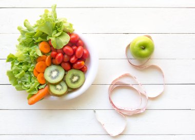 Teyp, beyaz tahta üzerinde sebze taze, yeşil elma ölçme ile kadın diyet için sağlıklı yaşam. Sağlıklı ve yaşam tarzı kavramı.