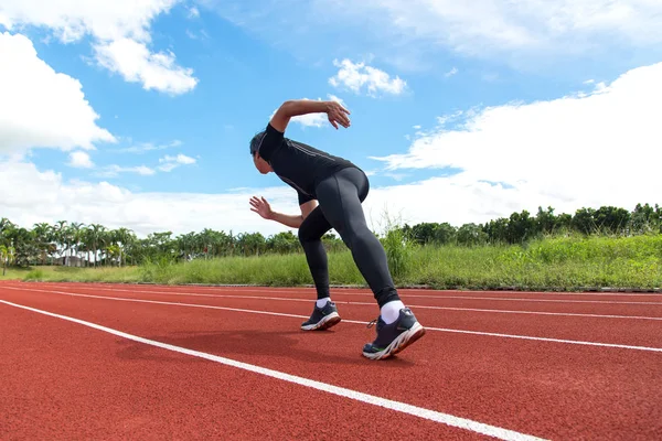 Esporte e fitness corredor homem correndo em treinamento de pista de corrida para o vencedor e alvo . — Fotografia de Stock