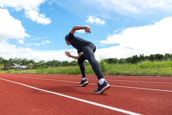 Kazanan ve hedef için yarış pisti eğitim koşan spor ve fitness runner adam. 
