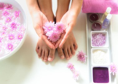 Kaplıca tedavisi ve ürün kadın ayak ve manikür çivi için pembe çiçek, bulunan spa alanı, yumuşak kopyalayın ve odak, Tayland seçin. Sağlıklı kavramı.