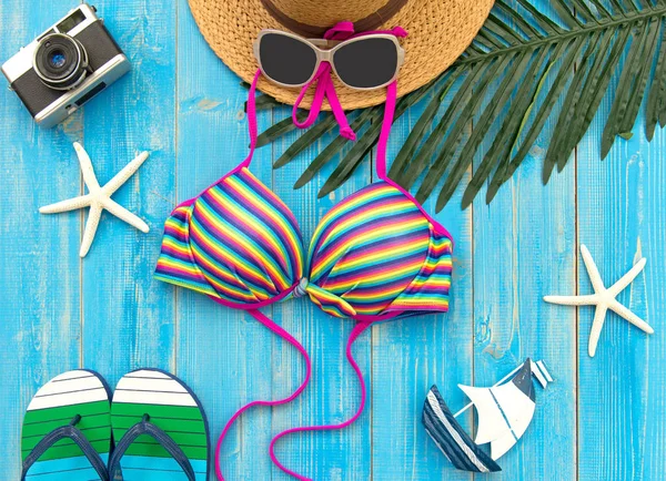 Sommermode Frau großen Hut und Accessoires, Kamera und Sonnenbrille gehen in den Strand zu reisen. tropisches Meer.Ungewöhnliche Draufsicht, blauer Hintergrund. Sommerkonzept. — Stockfoto