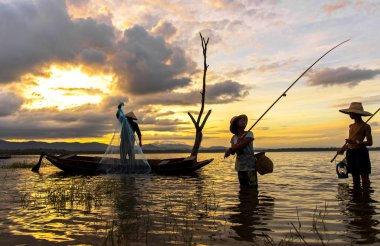 Asyalı erkek ve kız oynayan nehir ile balıkçı, sabah sunrise, Tayland